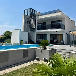 Korina , Villa Pomer